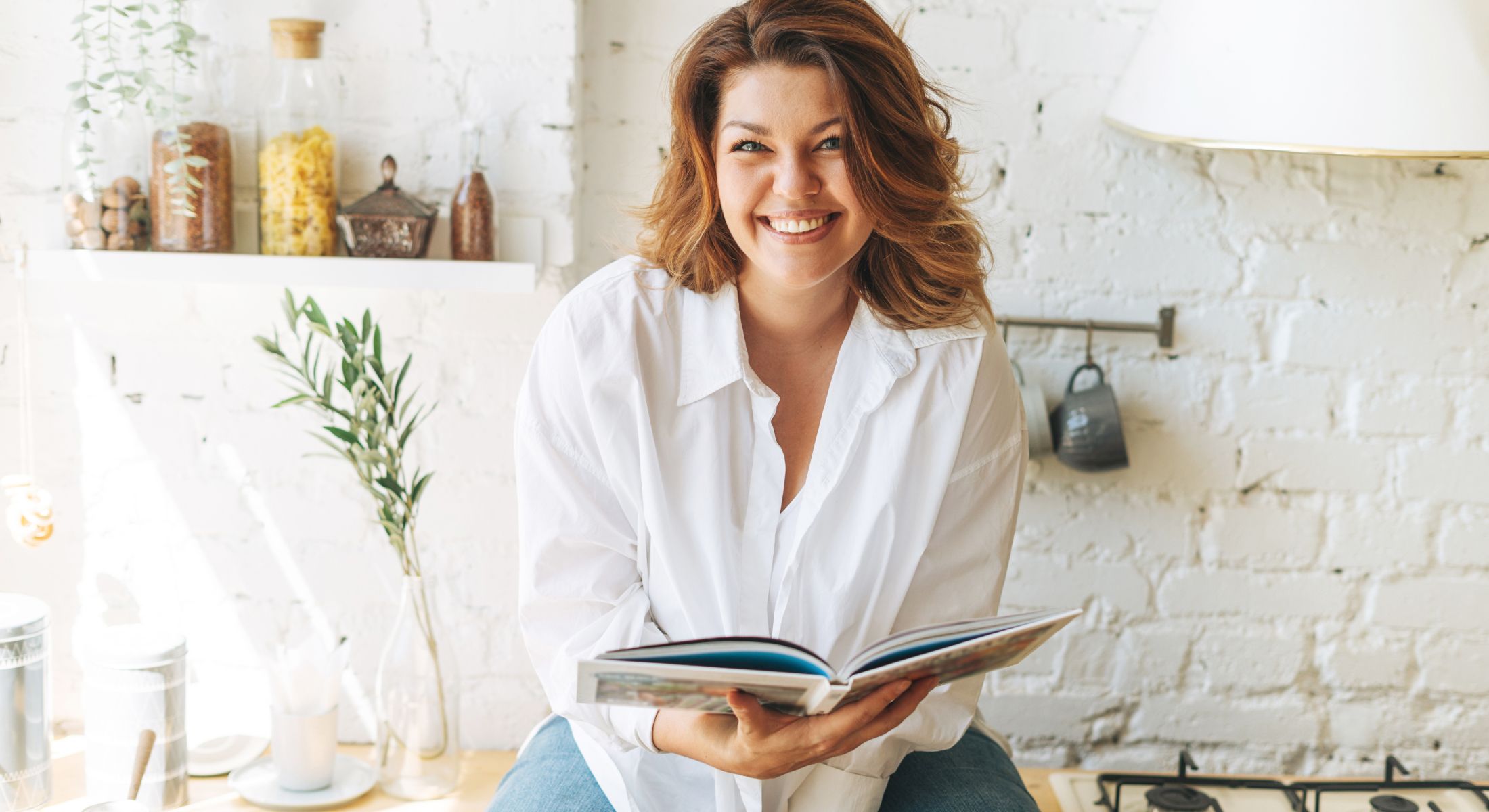 Woman with elegant makeup and jewelry posing.